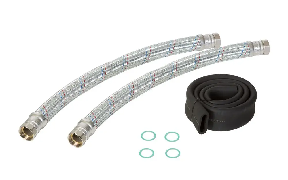 Remeha Anschlussset mit zwei Panzerschläuchen aus flexiblem Material und einem speziellen Gummischlauch sowie vier O-Ringen, geeignet für Heizungsinstallationen.